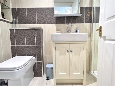 EN SUITE SHOWER ROOM/WC